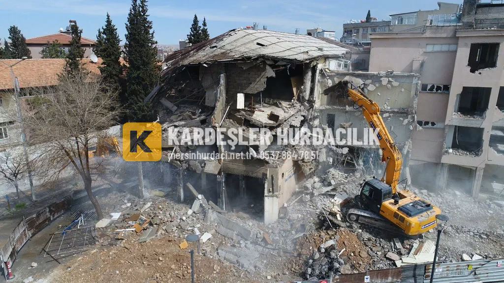 Kentsel dönüşüm kapsamında bina yıkımı, Mersin