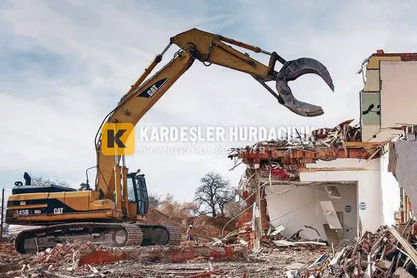 Kıskaçlı iş makinesiyle yapı sökümü
